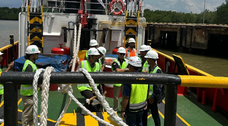 Anggota PWI Tanah Bumbu saat diajak Naik Kapal Tonda Melihat Proses Sandarnya Kapal Tongkang Pengangkut Tiang Pancang di Pelabuhan Pelindo Batulicin