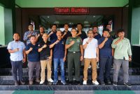 Foto Bersama Pengurus dan anggota PWI Tanah Bumbu Bersama Dandim 1022, Letkol Inf Zierda Aulia Salam