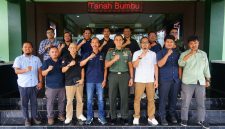 Foto Bersama Pengurus dan anggota PWI Tanah Bumbu Bersama Dandim 1022, Letkol Inf Zierda Aulia Salam
