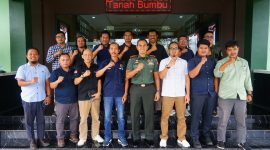 Foto Bersama Pengurus dan anggota PWI Tanah Bumbu Bersama Dandim 1022, Letkol Inf Zierda Aulia Salam