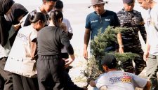Kemah Jurnalistik, PWI Tanah Bumbu dan PT Pelindo Tanah Pohon di Pantai Rindu Alam, Pagatan, Minggu (31/8/2025).