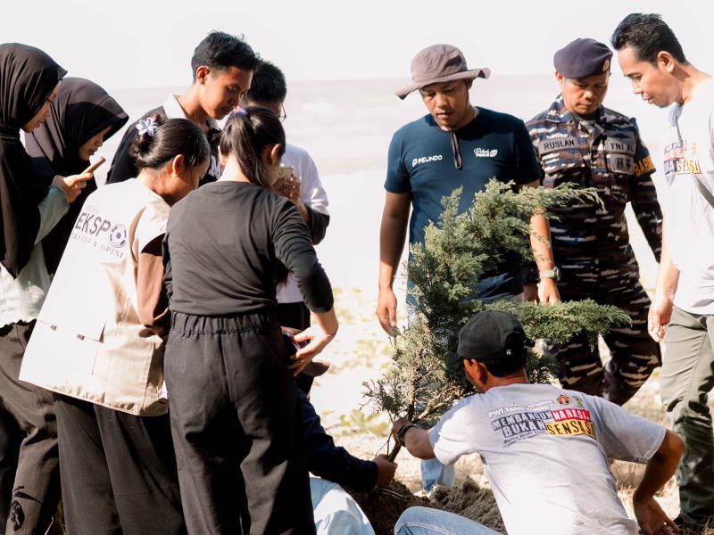 Kemah Jurnalistik, PWI Tanah Bumbu dan PT Pelindo Tanah Pohon di Pantai Rindu Alam, Pagatan, Minggu (31/8/2025).