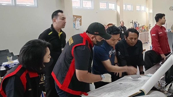 Tim Penyidik Kejari Lumajang, Saat Geledah Kantor BPN Kelurahan Citrodiwangsan, Lumajang