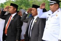 Dua Anggota DPRD Tanah Bumbu Saat Ikuti Upacara HUT RI ke 80 di Kecamatan Kusan Tengah