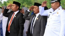Dua Anggota DPRD Tanah Bumbu Saat Ikuti Upacara HUT RI ke 80 di Kecamatan Kusan Tengah