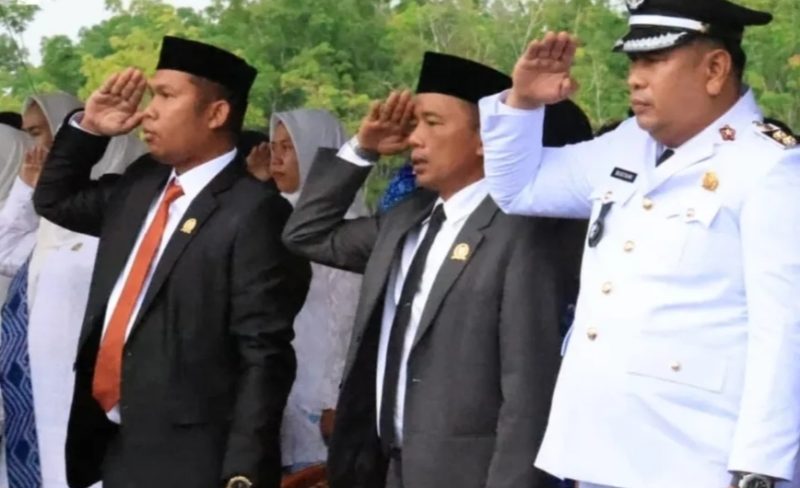 Dua Anggota DPRD Tanah Bumbu Saat Ikuti Upacara HUT RI ke 80 di Kecamatan Kusan Tengah
