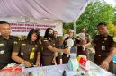 Kepala Kejaksaan Negeri Tanah Bumbu, Dr Dinar Kripsiaji Saat Pimpin Pemusnahan Barak Bukti Yang Sudah Inkrah, Rabu (27/8/2025).