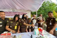 Kepala Kejaksaan Negeri Tanah Bumbu, Dr Dinar Kripsiaji Saat Pimpin Pemusnahan Barak Bukti Yang Sudah Inkrah, Rabu (27/8/2025).