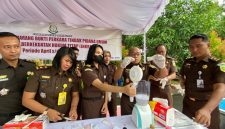 Kepala Kejaksaan Negeri Tanah Bumbu, Dr Dinar Kripsiaji Saat Pimpin Pemusnahan Barak Bukti Yang Sudah Inkrah, Rabu (27/8/2025).