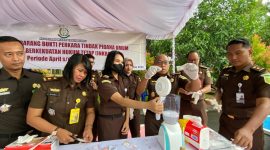 Kepala Kejaksaan Negeri Tanah Bumbu, Dr Dinar Kripsiaji Saat Pimpin Pemusnahan Barak Bukti Yang Sudah Inkrah, Rabu (27/8/2025).