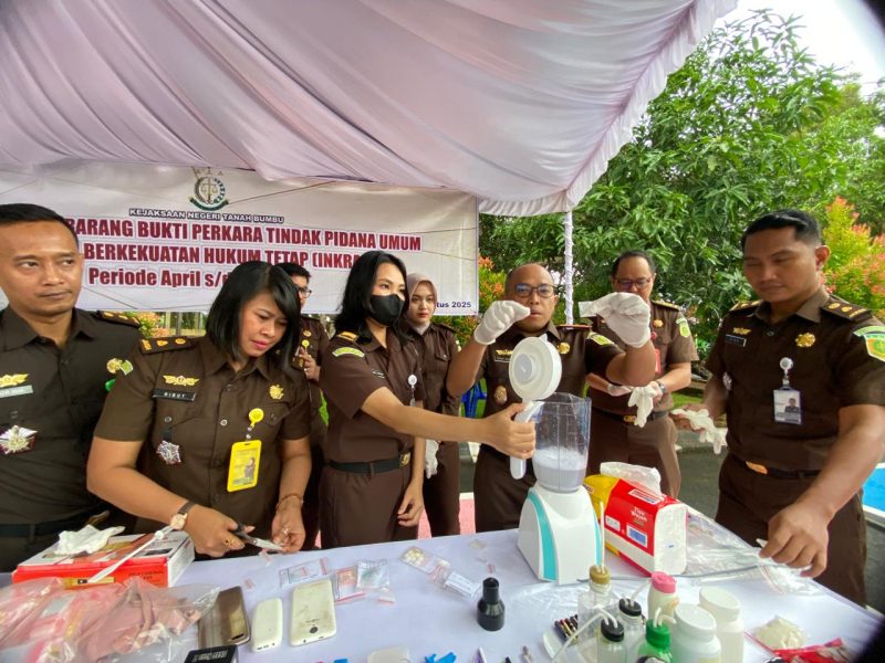 Kepala Kejaksaan Negeri Tanah Bumbu, Dr Dinar Kripsiaji Saat Pimpin Pemusnahan Barak Bukti Yang Sudah Inkrah, Rabu (27/8/2025).