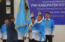 Penyerahan Bendera PWI dari Ketua Provinsi Zainal Helmie kepada Ketua PWI Kotabaru