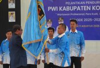 Penyerahan Bendera PWI dari Ketua Provinsi Zainal Helmie kepada Ketua PWI Kotabaru