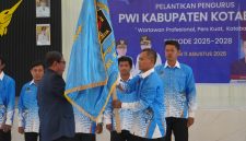 Penyerahan Bendera PWI dari Ketua Provinsi Zainal Helmie kepada Ketua PWI Kotabaru