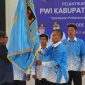 Penyerahan Bendera PWI dari Ketua Provinsi Zainal Helmie kepada Ketua PWI Kotabaru