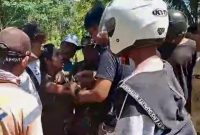 (Istimewa)- Pelaku saat diamankan anggota Polsek Batulicin bersama warga sekitar