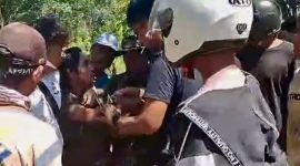 (Istimewa)- Pelaku saat diamankan anggota Polsek Batulicin bersama warga sekitar