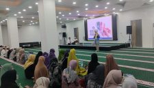BSI Kantor Cabang Kotabaru menggelar Pengajian Rutin sekaligus sharing kesehatan, yang berlangsung di Masjid Apung Siring Laut, Selasa (09/09/2025).