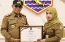 Bupati Kotabaru, H Muhammad Rusli Perlihatkan Penghargaan dari Kemenkumham
