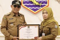 Bupati Kotabaru, H Muhammad Rusli Perlihatkan Penghargaan dari Kemenkumham