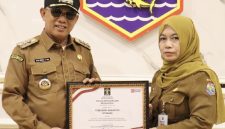 Bupati Kotabaru, H Muhammad Rusli Perlihatkan Penghargaan dari Kemenkumham