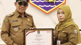 Bupati Kotabaru, H Muhammad Rusli Perlihatkan Penghargaan dari Kemenkumham