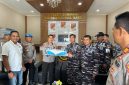Kabag Ops Polres Kotabaru Kompol Dr Abd Rauf Serahkan Kue Ulang Tahun ke Lanal Kotabaru