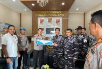 Kabag Ops Polres Kotabaru Kompol Dr Abd Rauf Serahkan Kue Ulang Tahun ke Lanal Kotabaru