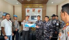 Kabag Ops Polres Kotabaru Kompol Dr Abd Rauf Serahkan Kue Ulang Tahun ke Lanal Kotabaru