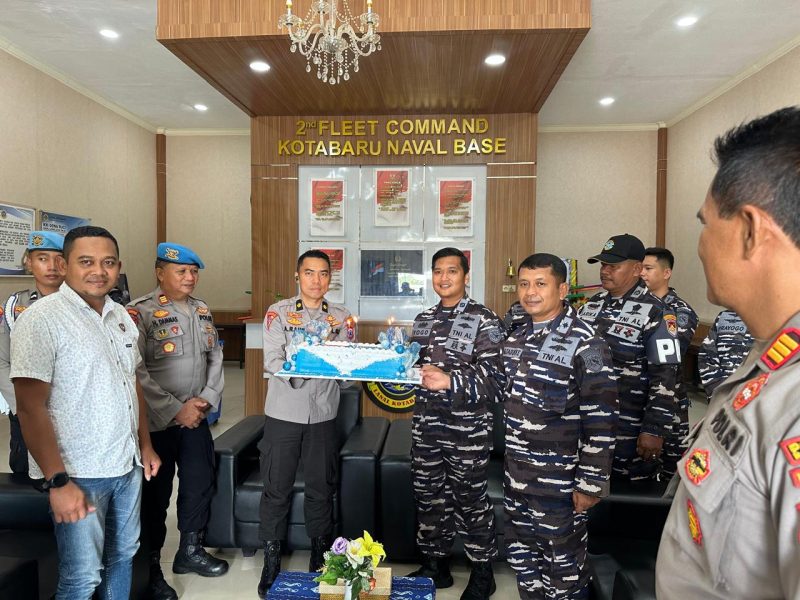 Kabag Ops Polres Kotabaru Kompol Dr Abd Rauf Serahkan Kue Ulang Tahun ke Lanal Kotabaru