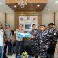 Kabag Ops Polres Kotabaru Kompol Dr Abd Rauf Serahkan Kue Ulang Tahun ke Lanal Kotabaru