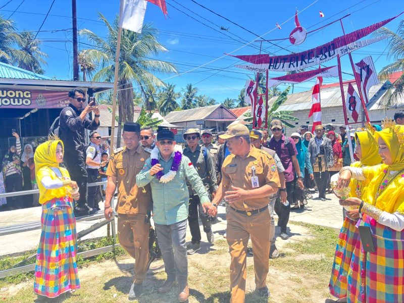 Bupati Kotabaru H. Muhammad Rusli, S.Sos bersama rombongan menghadiri Festival Adat Katir Race 2025 yang digelar di Desa Pulau Kerayaan, Kecamatan Pulau Laut Kepulauan.