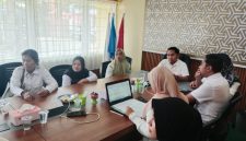 Plt Kadis Pendidikan dan kebudayaan Kotabaru Taufikurrahman bersama para guru pada saat melakukan aplikasi RTG.