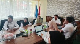 Plt Kadis Pendidikan dan kebudayaan Kotabaru Taufikurrahman bersama para guru pada saat melakukan aplikasi RTG.