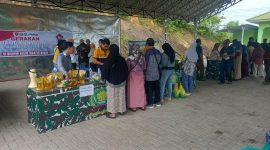 Kegiatan gerakan pasar murah bertempat di halaman Makodim 1004/ kotabaru.
