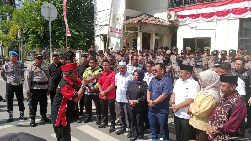 Aksi Damai di depan Kantor DPRD Kotabaru