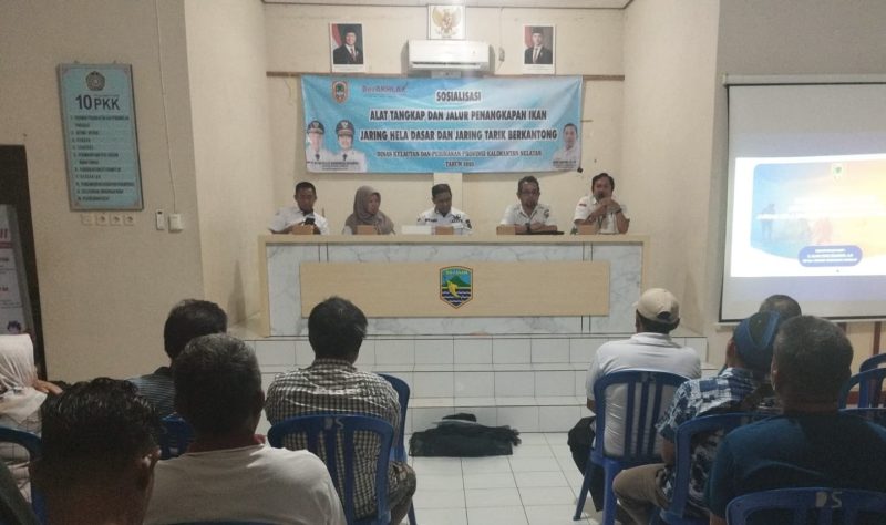Dinas Perikanan Kotabaru bersama Dinas Kelautan dan Perikanan Provinsi Kalimantan Selatan, menggelar sosialisasi alat tangkap jaring