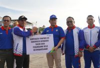 Serah Terima Secara Simbolis Penyerahan Kartu Perindungan Untuk Para Atlet Yang Bertanding Selama Kejuaran Porprov XII Kalsel