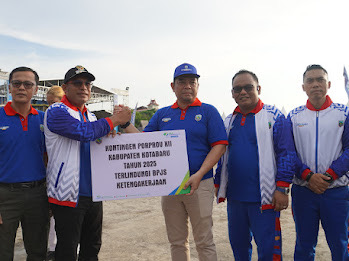 Serah Terima Secara Simbolis Penyerahan Kartu Perindungan Untuk Para Atlet Yang Bertanding Selama Kejuaran Porprov XII Kalsel