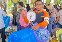 Timbang Sampah Untuk Tukar Paket Sembako di Kecamatan Angsana Kabupaten Tanah Bumbu