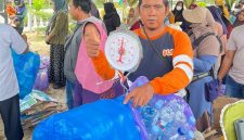 Timbang Sampah Untuk Tukar Paket Sembako di Kecamatan Angsana Kabupaten Tanah Bumbu