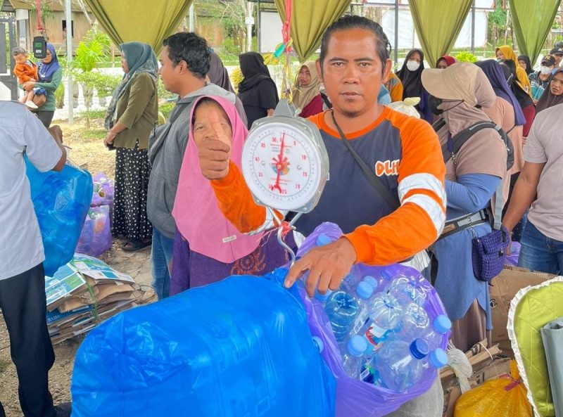Timbang Sampah Untuk Tukar Paket Sembako di Kecamatan Angsana Kabupaten Tanah Bumbu