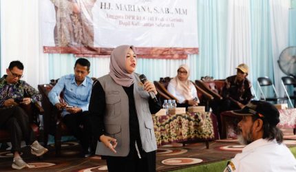 Anggota Komisi IX DPR RI Mariana, Saat Sosialisasikan Program MBG di Desa Pagatan Besar Kabupaten Tanah Laut