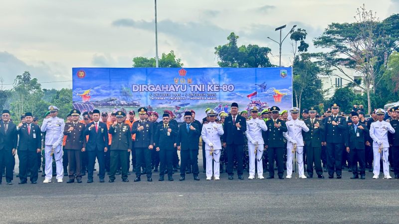 TNI seluruh Indonesia secara serentak melaksanakan peringatan HUT TNI yang ke 80 di halaman kantor bupati kotabaru