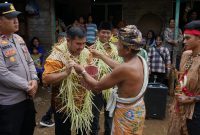 Pemkab kotabaru menghadiri acara Adat Bawanang Laburan di Desa Laburan, Kecamatan Kelumpang Hulu.