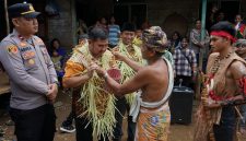 Pemkab kotabaru menghadiri acara Adat Bawanang Laburan di Desa Laburan, Kecamatan Kelumpang Hulu.