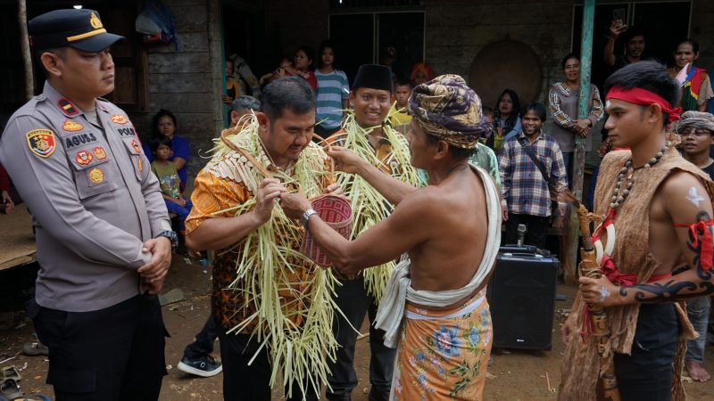 Pemkab kotabaru menghadiri acara Adat Bawanang Laburan di Desa Laburan, Kecamatan Kelumpang Hulu.