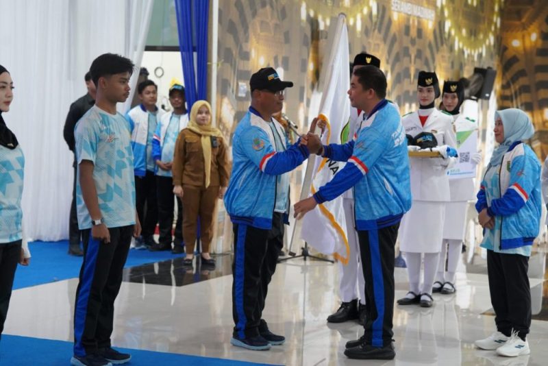 Bupati Tanah Bumbu, Andi Rudi Latif Lepas Kontingen Berangkat Porprov XII Kalsel