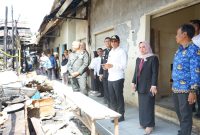 Wakil Bupati kotabaru Syairi Mukhlis bersama Forum Koordinasi Pimpinan Daerah (Forkopimda) meninjau langsung lokasi pasca kebakaran di Pasar Kemakmuran.