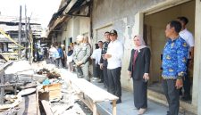 Wakil Bupati kotabaru Syairi Mukhlis bersama Forum Koordinasi Pimpinan Daerah (Forkopimda) meninjau langsung lokasi pasca kebakaran di Pasar Kemakmuran.